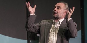 Ο Σωτήρης Χατζάκης στη σκηνή κατά τη διάρκεια παράστασης