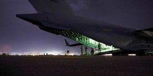 Στιγμιότυπο από τις δραματικές ημέρες της εκκένωσης του αεροδρομίου της Καμπούλ