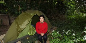 Η Aimée Lê έξω από τη σκηνή όπου ζούσε 