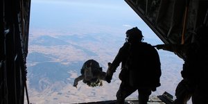 Ρίψεις αλεξιπτωτιστών στη συνεκπαίδευση Ελλάδας-ΗΠΑ