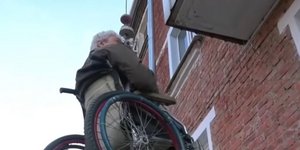  Ρώσος σε αναπηρικό αμαξίδιο κατασκεύασε ηλιακό ασανσέρ για να ανεβαίνει στο διαμέρισμά του στον τρίτο όροφο