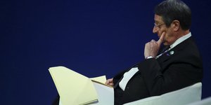 Νίκος Αναστασιάδης χερι μαγουλο 