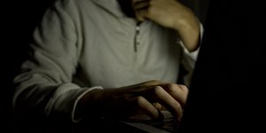 άνδρας χέρια laptop