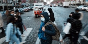 Ανδρας με μάσκα περπατά στο Παρίσι 