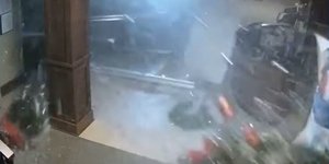 Ανεμοστρόβιλος καταστρέφει τα πάντα μέσε σε μια τράπεζα στο Κεντάκι