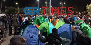 Οι διαδηλωτές σκοπεύουν να κατασκηνώσουν έξω από το δημαρχείο μέχρι την επόμενη μέρα