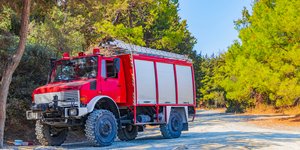 ένα πυροσβεστικό όχημα σε πράσινο δάσος