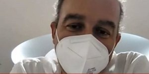 αντρας με μασκα 