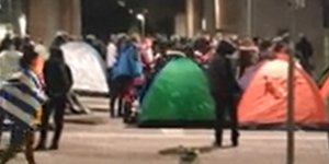 Οι αρνητές των μέτρων χορεύουν παραδοσιακούς χορούς...