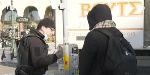 Αστυνομικός χωρίς μάσκα κόβει πρόστιμο σε πολίτη που δεν φορά μάσκα!