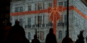 Εορταστικά στολισμένο πολυκατάστημα στο Σύνταγμα