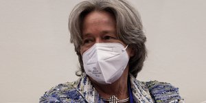 Η Αθηνά Λινού με μάσκα