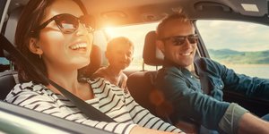 Οικογένεια σε αυτοκίνητο