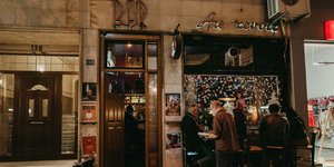 κόσμος έξω από το μπαρ Au Revoir στην Πατησίων