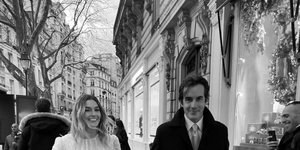 Γαλλίδα με νυφικό στο Παρίσι