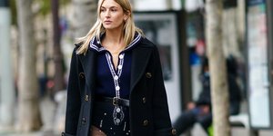 γυναίκα με φούστα