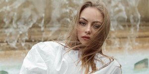 γυναίκα με ξανθά μαλλιά