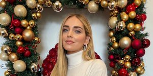 η Κιάρα Φεράνι με λευκό πουλόβερ