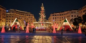 Χριστουγεννιάτικα στολισμένη πλατεία Αριστοτέλους