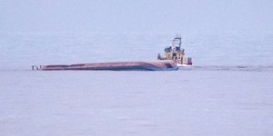 Το αναποδογυρισμένο δανέζικο πλοίο «Karin Hoej»