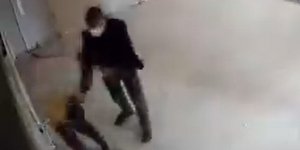 Τούρκος δάσκαλος χτυπά αλύπητα μαθήτρια