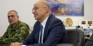 Δενδιας με στρατιωτικο