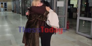 Η μητέρα και η θεία της Μαρκέλλας αγκαλιάζονται μετά το άκουσμα της απόφασης