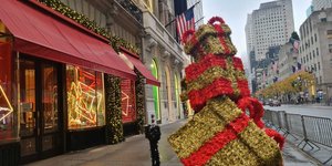 στολισμένος άδειος δρόμος στη Νέα Υόρκη