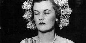 1930 Η Δούκισσα του Αργκάιλ σε μια πρόβα φορέματος για το Jewels of Empire Ball στο Brook House στο Park Lane Φωτογραφία: Getty Images