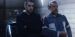 δυο αντρες διπλα διπλα