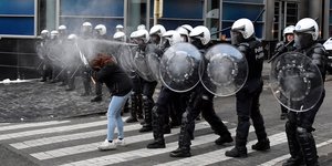Επεισόδια ξέσπασαν στις Βρυξέλλες στην πορεία κατά των μέτρων για τον κορωνοϊό