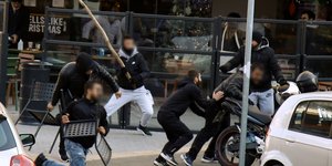 Αγρια συμπλοκή μεταξύ Ρομά έξω από τα δικαστήρια Θεσσαλονίκης