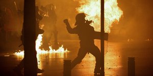 Επεισόδια ξέσπασαν στην πορεία για τον Αλέξη Γρηγορόπουλο