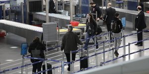 κόσμος στο αεροδρόμιο Ελευθέριος Βενιζέλος