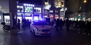 Αυτοκίνητο της δημοτικής αστυνομίας στην Ερμού 