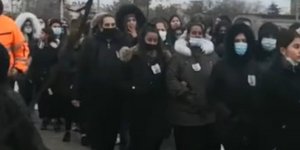 Δεκάδες γυναίκες συνόδευσαν τη Τζεβριέ στην τελευταία της κατοικία