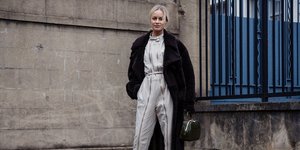 Γυναίκα με ολόσωμη φόραμ