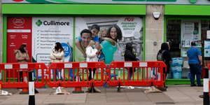 κοσμός έξω από φαρμακείο