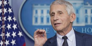 Αντονι Φάουτσι διπλα σε σημαια 