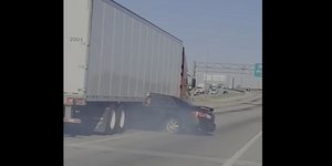 Φορτηγό παρέσυρε αυτοκίνητο