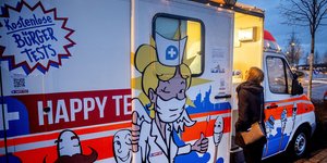 γυναίκα στη Γερμανία κάνει τεστ για τον κορωνοϊό