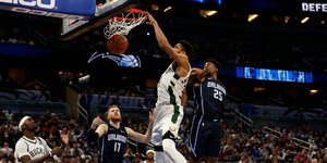 Ο Γιάννης Αντετοκούνμπο καρφώνει στο καλάθι των Μάτζικ