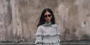 γυναίκα με μίνι φόρεμα