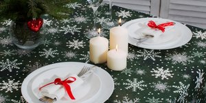 στολισμένο χριστουγεννιάτικο τραπέζι