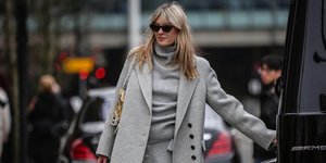 γυναίκα με πλεκτό πουλόβερ