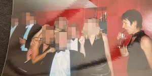 Η Γκισλέιν Μάξγουελ στην επίμαχη φωτό με τις τρεις ανήλικες σκλάβες του σεξ