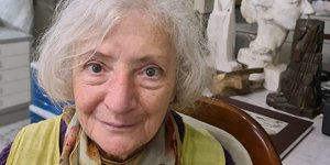 Η γλύπτρια Ασπασία Παπαδοπεράκη