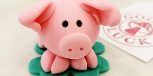 Νουντλς από φαγόπυρο, ρέγγες τουρσί και γουρουνάκια από ...αμυγδαλόπαστα