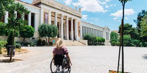 γυναίκα με αναπηρικό αμαξίδιο στην Αθήνα