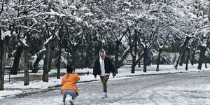 Γυναίκες βγάζουν φωτογραφία στα χιόνια